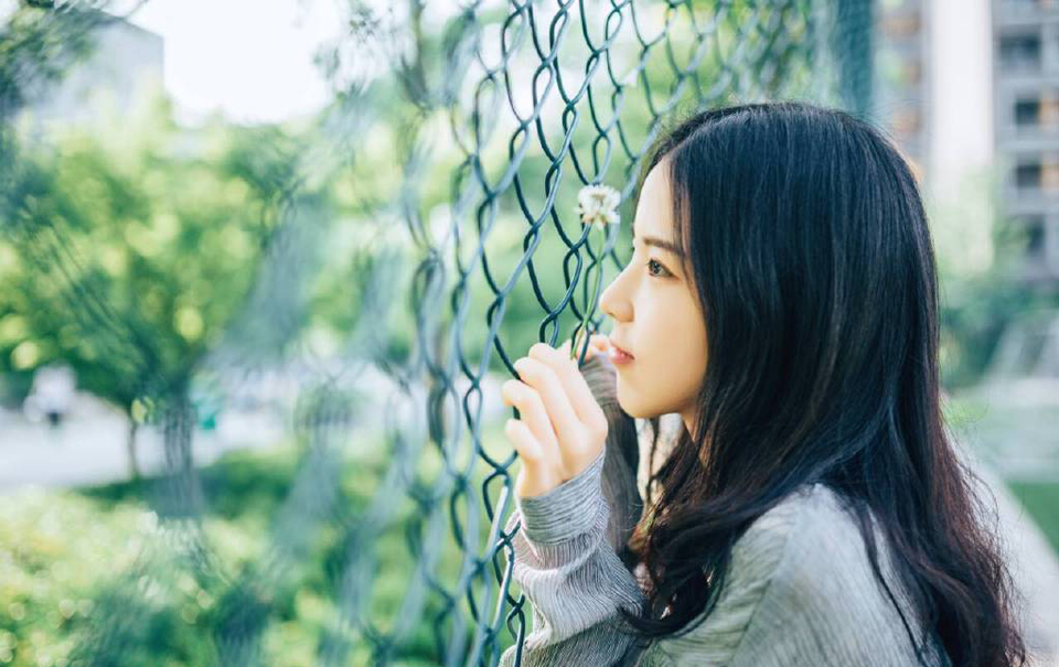 很多男人就是这样的，玩女人的时候总希望对方年轻一点放开一点开放三点，玩着别人的女儿的同时又希望别人永远别来碰自己的女儿。——韩寒《传统美德》